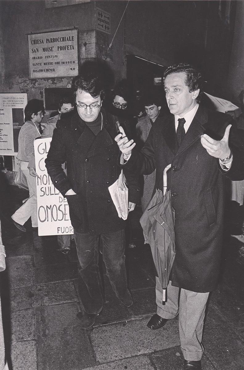 Manifestazione del F.U.O.R.I. alla Biennale di Venezia per i diritti degli omosessuali in Urss, 1977. Angelo Pezzana con Carlo Ripa di Meana