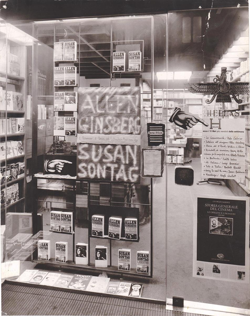 Vetrina libreria Hellas dedicata ad Allen Ginsberg e Susan Sontag, Torino, 1967-y
